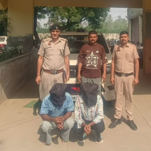 हिसार में बच्चों के अपहरण-हमले में दो और आरोपी गिरफ्तार: पुलिस ने डंडे बरामद किए, स्कॉर्पियो सवारों ने रोका था रास्ता